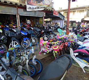 Auf dem Markt werden auch Motorräder verkauft
