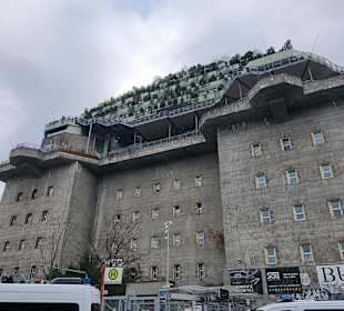 Bunker mit Polizeiauto