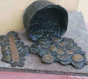 Skulptur Kanne mit Geld