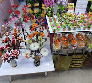 Aus Flaschen gemachte Blumen