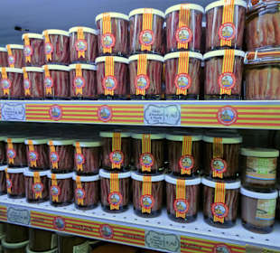 Blick in Regale und Kühltresen bei Anchois Roque