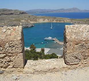 Blick von der Festung auf die Bucht von Lindos
