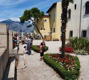 An der Mauer entlang