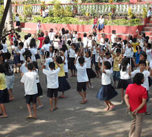 Auf dem Schulhof der Stadt