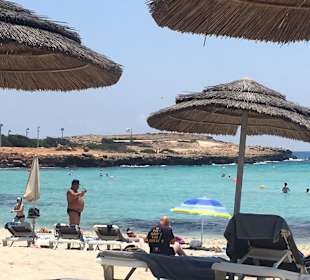 Flaches Wasser. Man kann weit hinein gehen. 