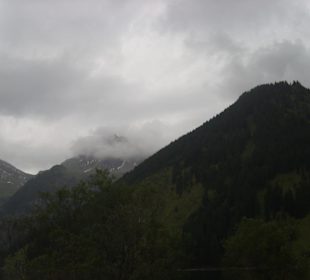 Blick vom See in die Berge