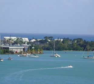 Blick auf den Yachthafen aus der Ferne