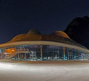 Max Aicher Arena Inzell bei Nacht.