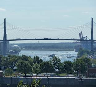 Blick vom Altonaer Balkon auf den Köhlbrand