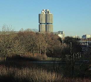 Der BMW-Zylinder vom Olympiapark aus gesehen
