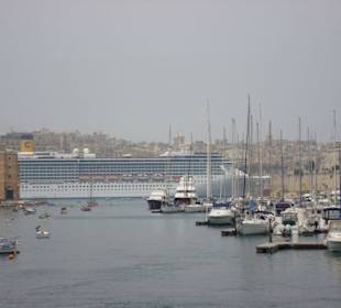 Die Hafenrundfahrt führt in jeden Hafenteil