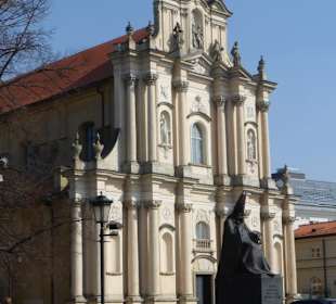 Visitantinnen Kirche u Denkmal Kardinal Wyszyński