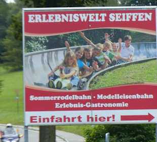 Sr01- Hinweis und Einfahrt zum Parkplatz