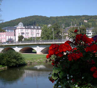 Blick über den Rosengarten zu den Kurkliniken