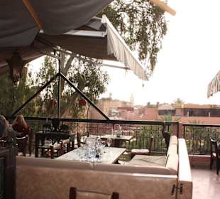 Ps. schenkt leckeres marrokanisches Bier aus :