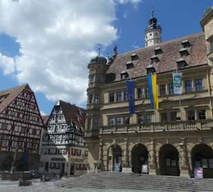 Rechts Renaissance-Trakt vom Rathaus