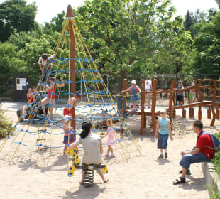 Spielplatz neben Restaurant