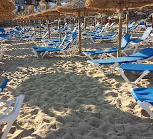 Strand mit Liegen die man mieten kann