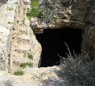 Höhle auf dem Fabrica Hill mit Treppe links