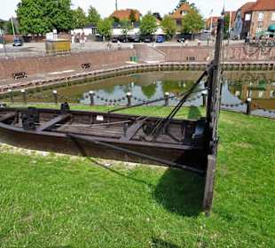Das "Mudderboot" im Hafen von Hooksiel