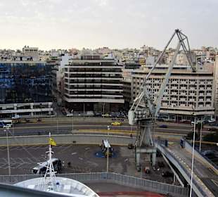 Dem Verlauf der Straßen nach links folgen