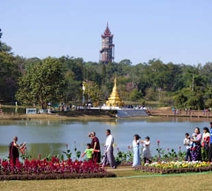 Am See, im Hintergrund der Aussichtsturm