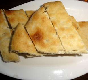 Warmes Pizzabrot mit Olivenöl, Salz und Pfeffer