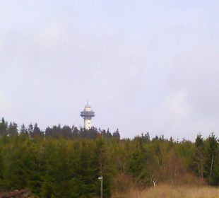 Vom Wanderweg aus: Der Hochheideturm