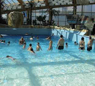 Řádění dětí v bazénu