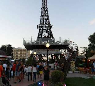 Wieża Eiffela w centrum Złotych Piasków