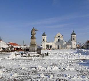 Tykociński rynek w zimowej szacie.