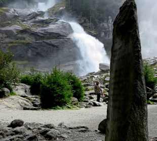 Ein Gedenkstein vor dem Wasserfall