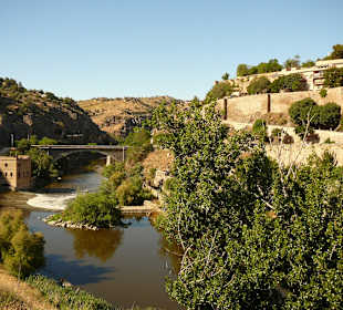 Der Fluss umrandet die Stadt