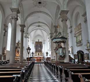 Blick in das Langschiff der Kirche St. Maximilian