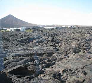 Blick aus einem Fenster auf das Lavafeld