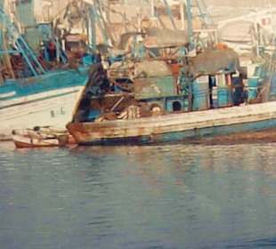Alte ausgemußterte Schiffe im Hafen von Agadir,