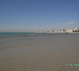 Wassersportbereich im Hintergund Rohbar des Hyatt