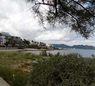 Entlang der Strandpromenade Cala Millor