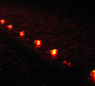 Kerzenlichter entlang am Weg