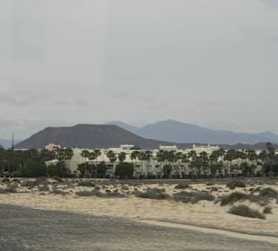 Im Hintergrund Los Lobos und Lanzarote