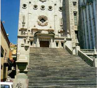 Blick auf das Hauptgebäude der Universität