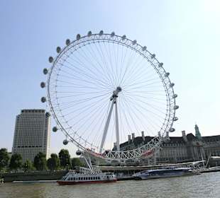 Blick von der Themse aufs Riesenrad