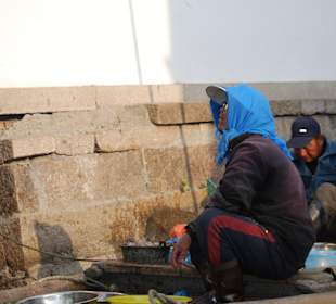 Fischerin mit Sonnenschutz