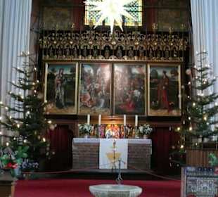 Kirche direkt am Marktplatz vor dem Hotel