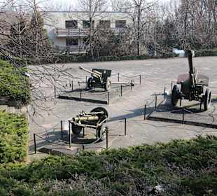 Kriegsgerät auf dem Museumsvorplatz