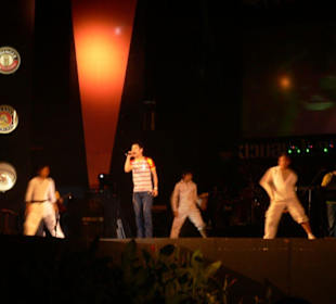 Riesenbühne beim Nachtmarkt