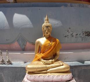 Daneben mehrere kleine Buddhas...