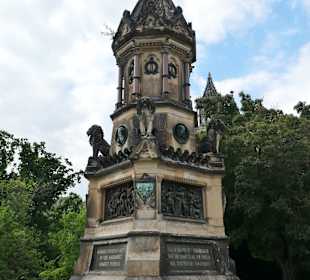 Beim Magdeburger Kriegerdenkmal im Fürstenwallpark