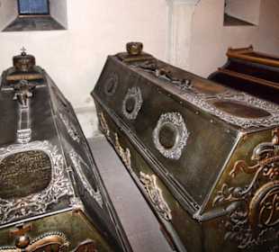 Sarkophage in der Krypta