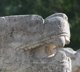 Schlangenkopf an der großen Pyramide
